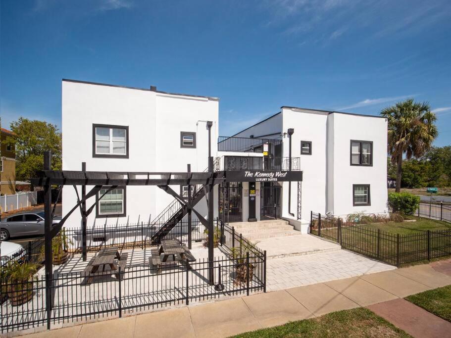 Modern Westshore Тампа Екстериор снимка